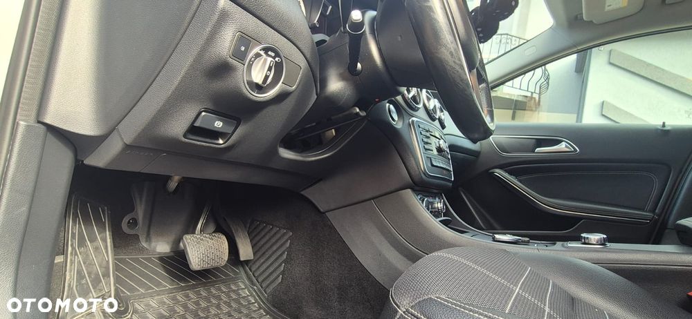 Mercedes-Benz GLA 200 7G-DCT - 15