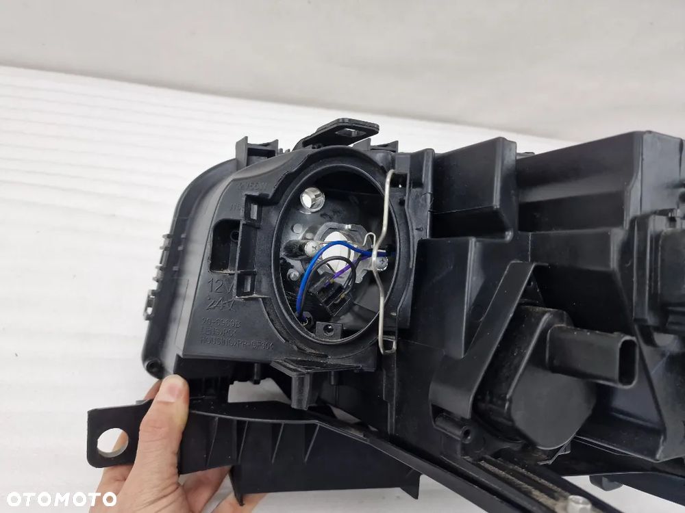 BMW X3 E83 PRAWA LAMPA + ŚLIZG POD LAMPĘ , NR AUKCJI LL580 - 10