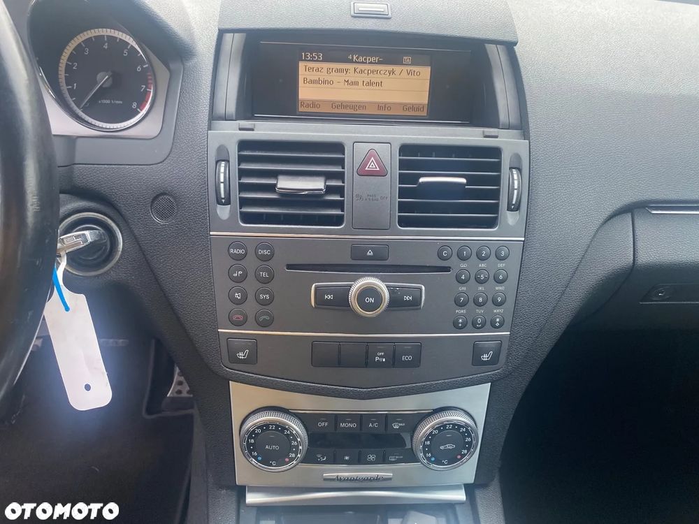 Mercedes-Benz Klasa C 180 CGI BlueEFFICIENCY Avantgarde - 38