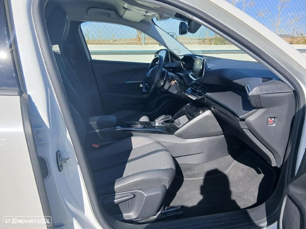 Peugeot 2008 1.2 PureTech Allure EAT8 - 5