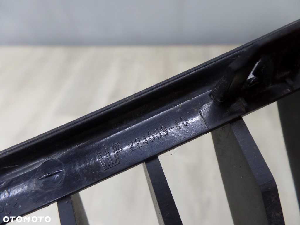 BMW 3 E90 GRILL ATRAPA NERKA ZDERZAKA PRAWA 7120008 04-08 - 5