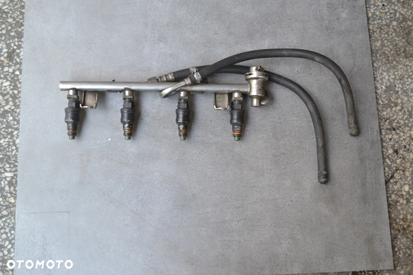 VW PASSAT B5 1.8 20V LISTWA WTRYSKOWA 058133681C