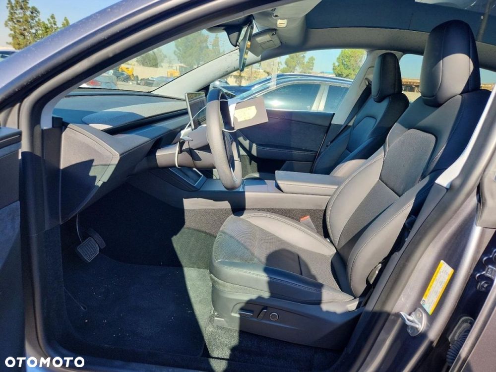 Tesla Model Y - 11