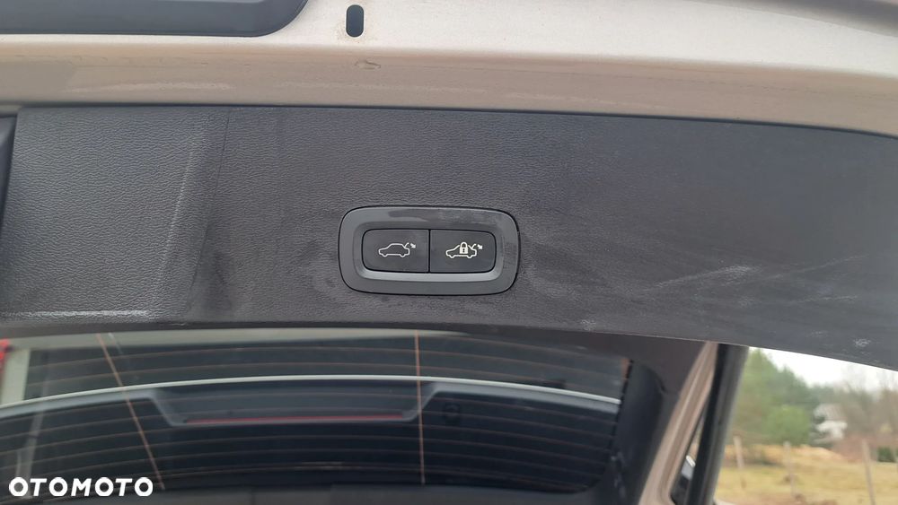 Volvo XC 40 B3 Plus Dark - 9