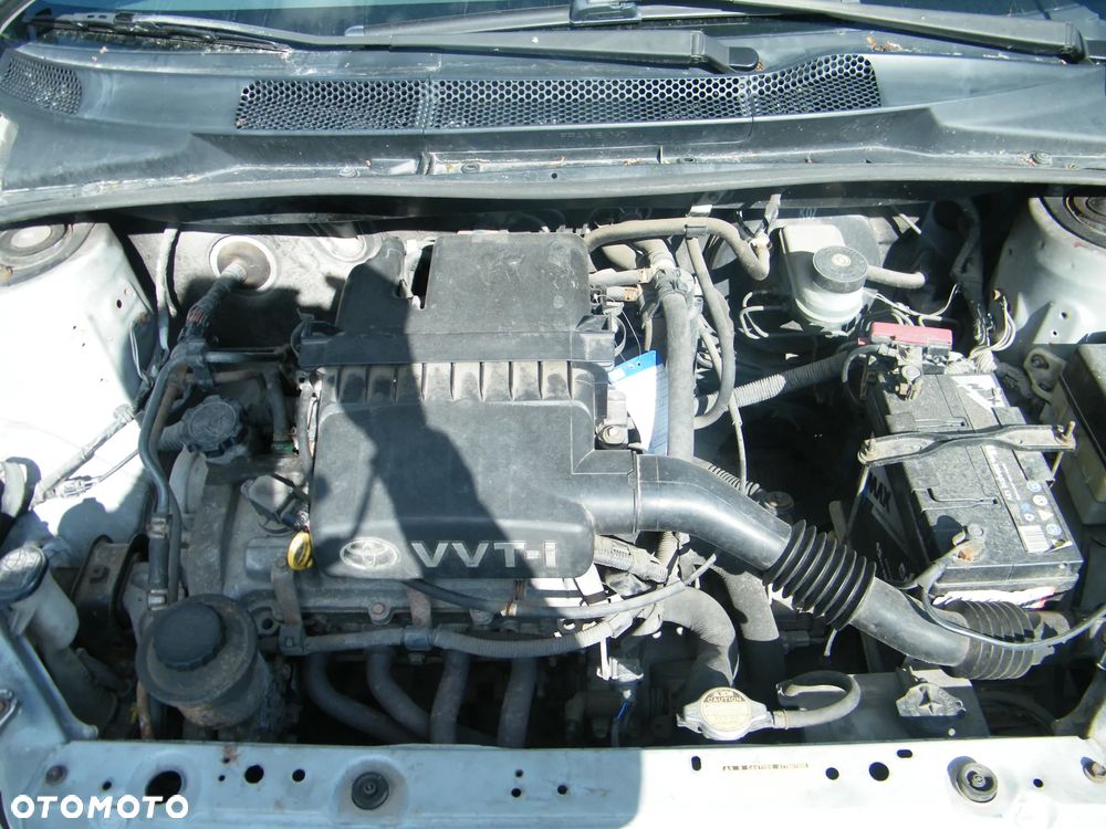 Toyota Yaris I (99-03r.) 1.0 B 68KM. Silnik 1SZ-FE Skrzynia MTM 5F lakier 199. Cały na części. GWARANCJA !!!  Przód Tył Zestaw Komplet Drzwi Klapa Zderzak Błotnik Maska Grill Atrapa Szyba Pas Lampa Lusterko Boczki Fotel Kanapa Kokpit Deska Rozdzielcza Przełącznik Włącznik Sterownik Przewody Wiązka Instalacja Moduł Komputer Czujnik Listwa Pompa Alternator Wtryski Głowica Rozrusznik Kompresor Sprzęgło Dwumas Silnik Skrzynia ABS Klimatyzacji Paliwa Wspomagania Kolektor Turbina Przepustnica Zawór Chłodnica Koło Hak Belka Sanki Zawieszenie Mcpherson Półoś Amortyzator Wydech Tłumik Zacisk Most - 11