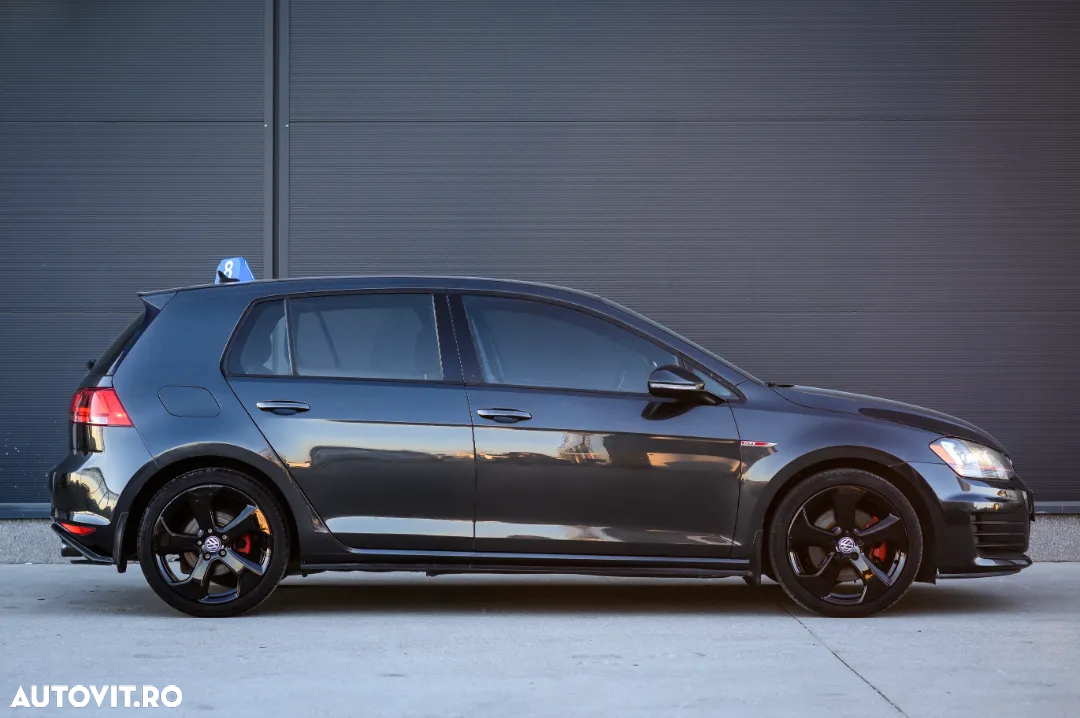 Volkswagen Golf - 8
