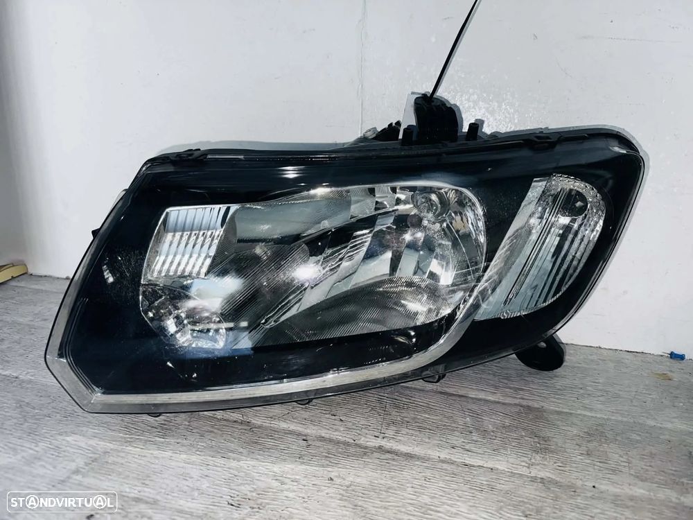 Farol Esquerdo Dacia Sandero - 12/17 - 1