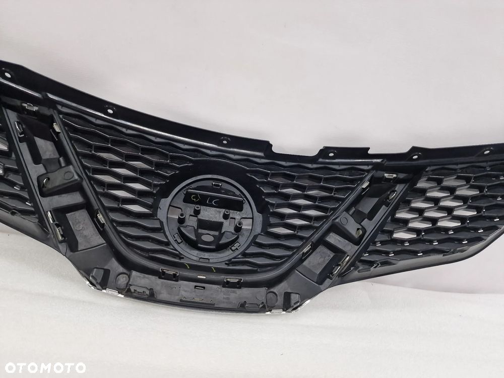 NISSAN QASHQAI J11 ATRAPA / GRILL PRZEDNI PRZÓD NA / POD KAMERĘ , NR 62310-4EA0D / 62310-4EM0D , NR AUKCJI GL265 - 15