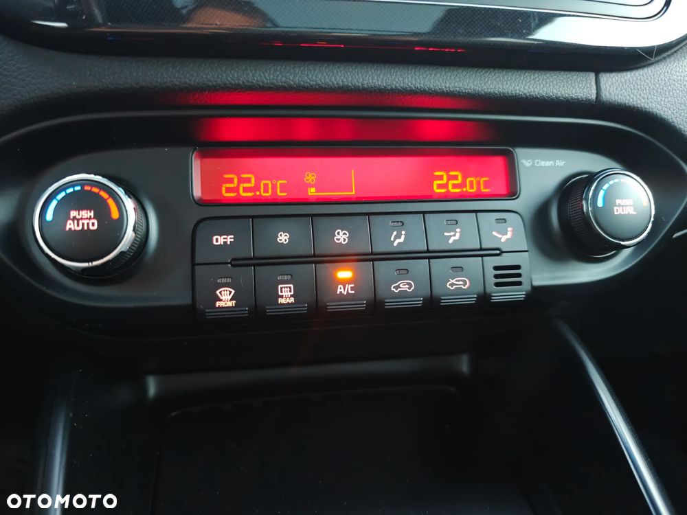 Kia Carens 1.7 CRDi M 7os EU6 - 28