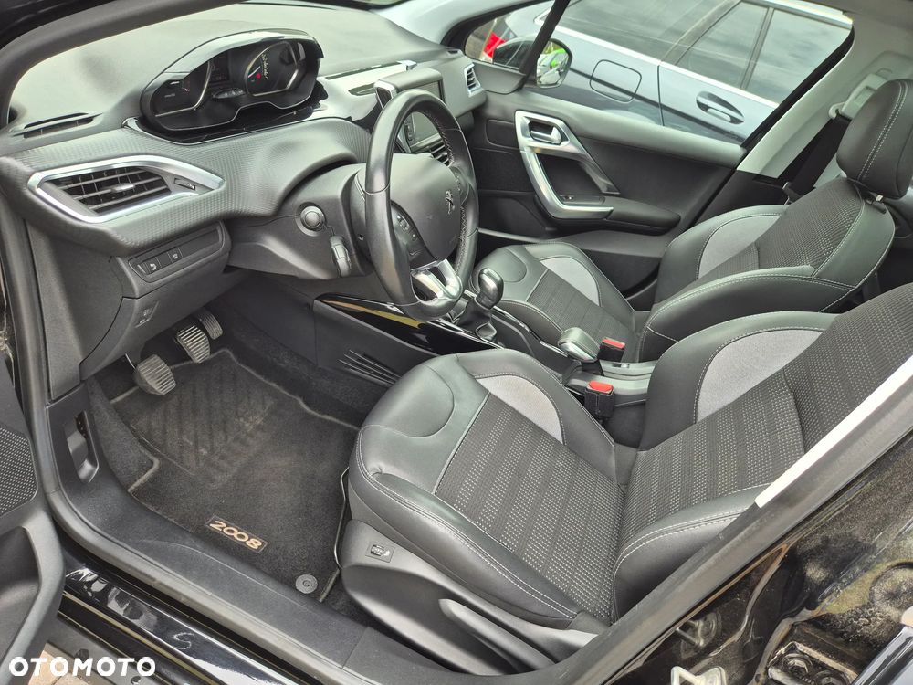 Peugeot 2008 1.2 Pure Tech Allure S&S - 11