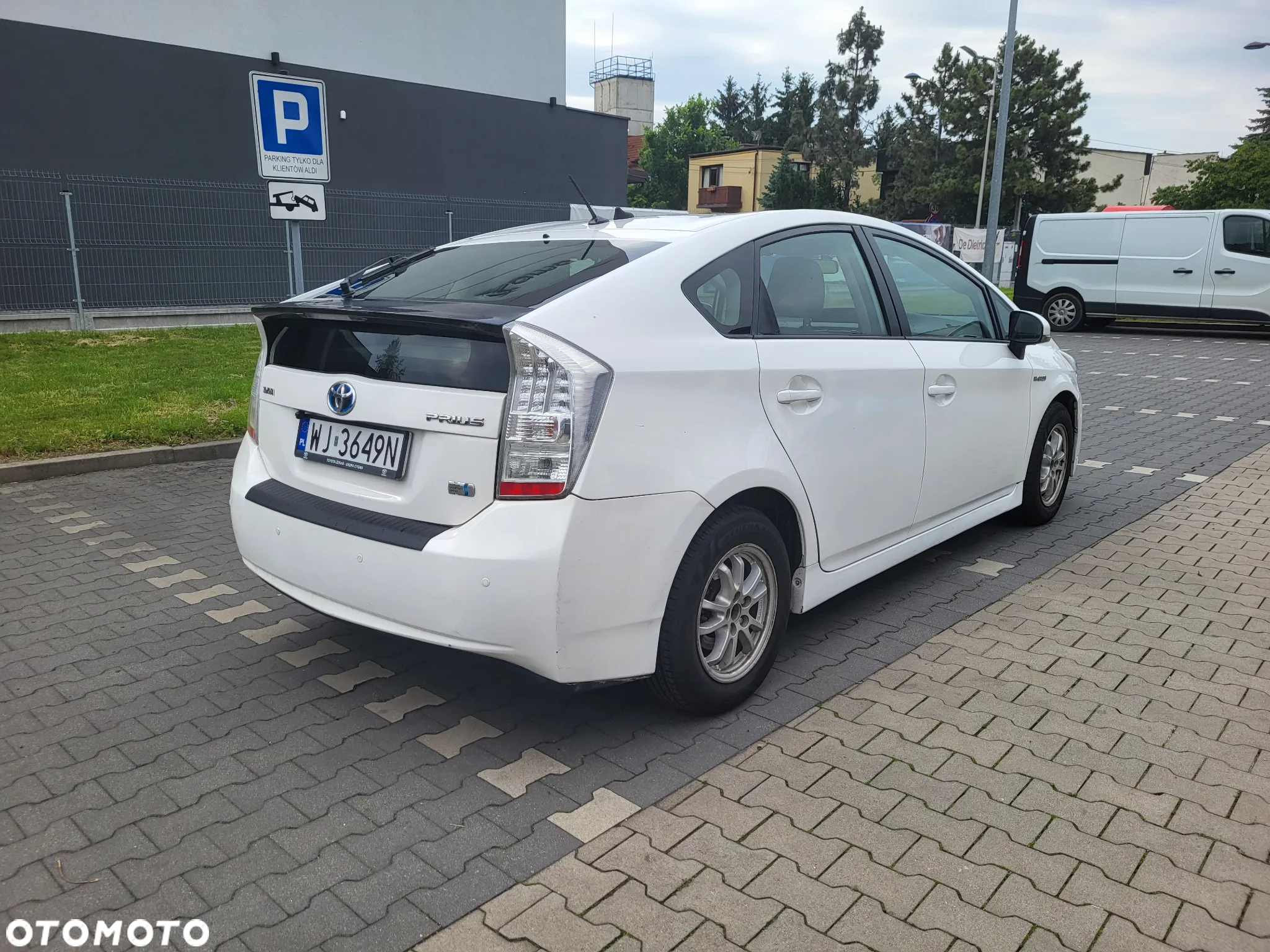 Toyota Prius (Hybrid) - 4