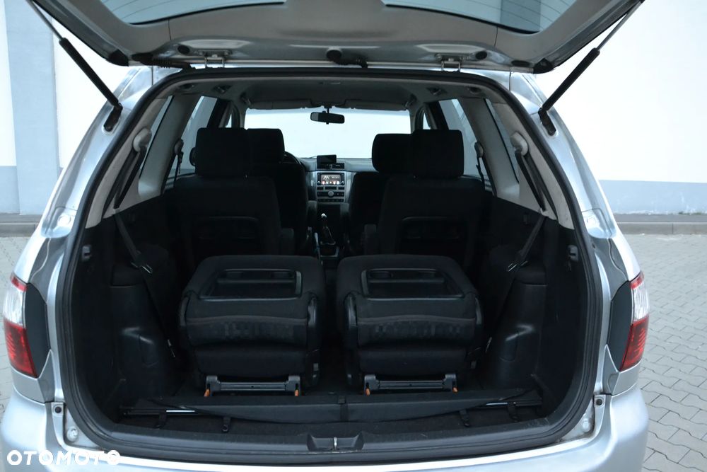 Toyota Avensis Verso 2.0 - 24