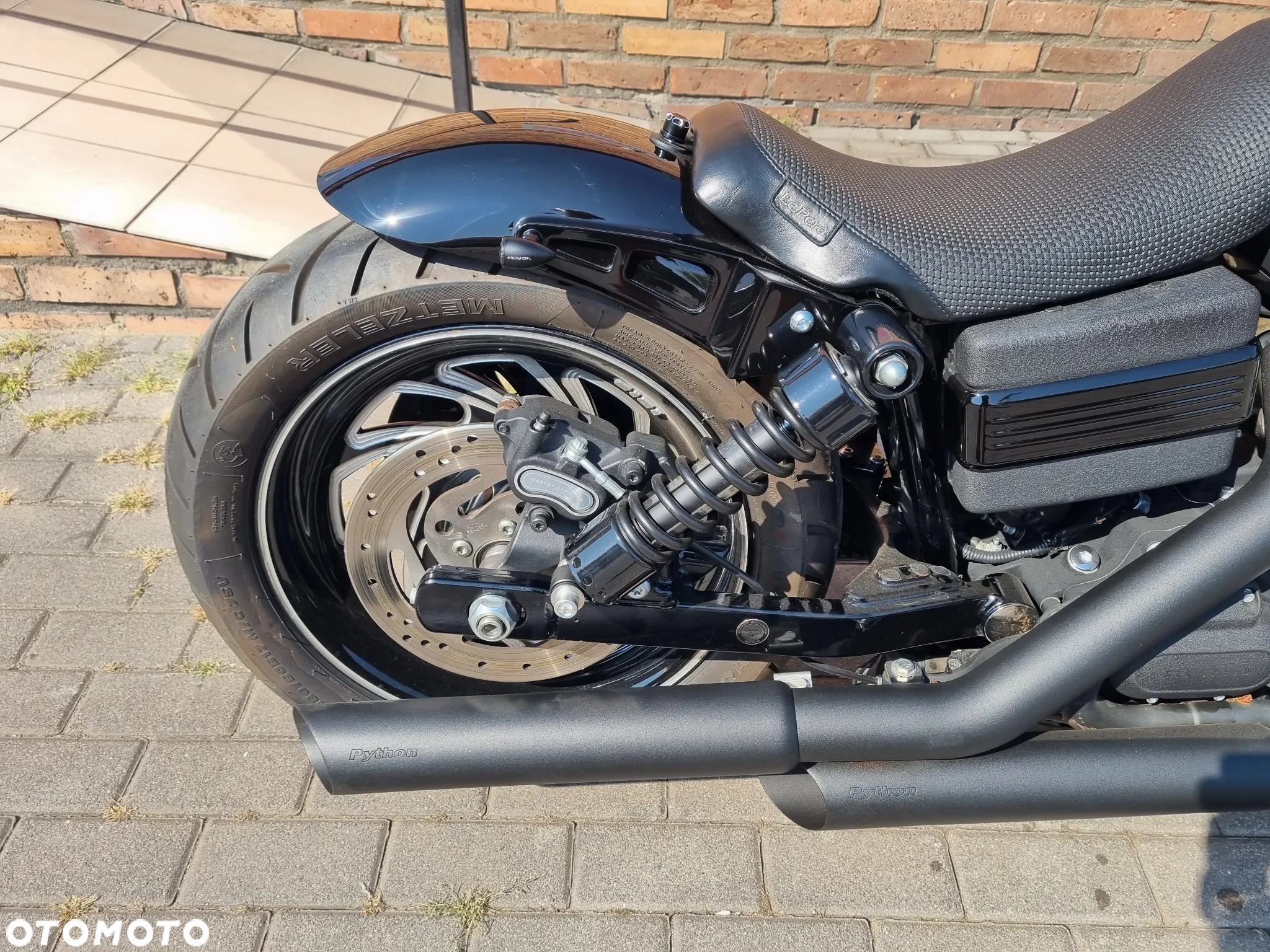 Harley-Davidson Dyna Street Bob - 17