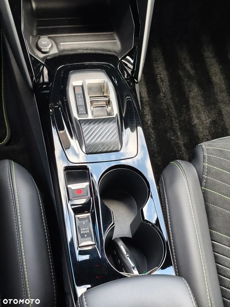 Peugeot 2008 PureTech mHEV GT E-DCS6 - 12
