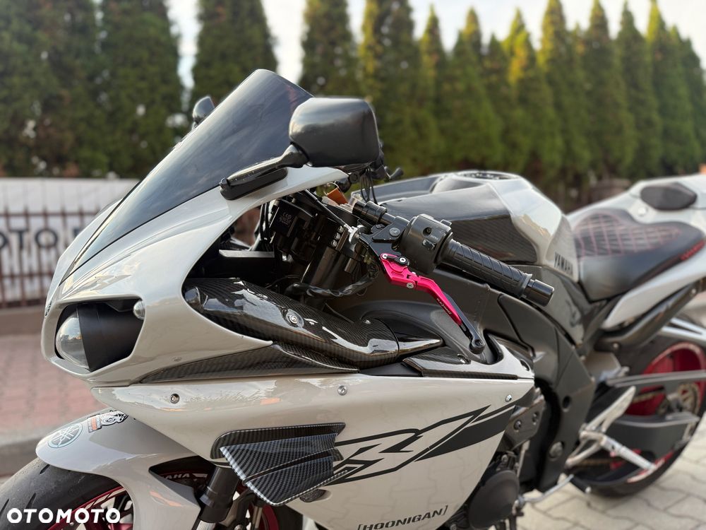 Yamaha R1 - 22