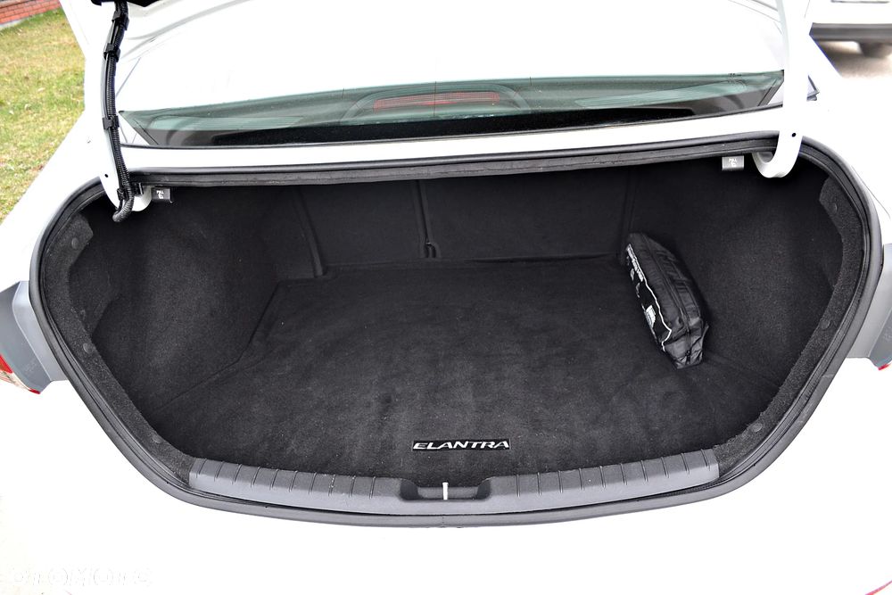 Hyundai Elantra - 29