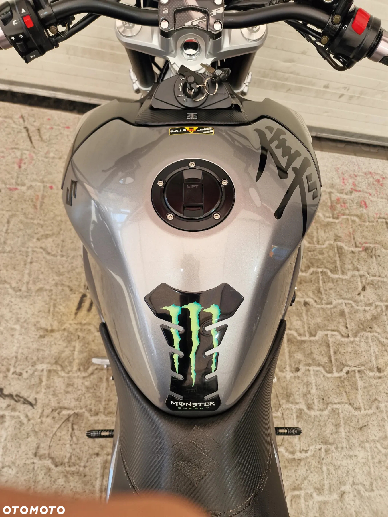 Suzuki GSR - 28