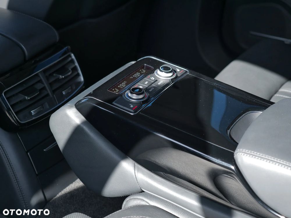 Audi S8 Plus - 27
