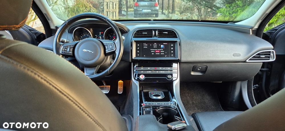 Jaguar XE 2.0 D Prestige - 23