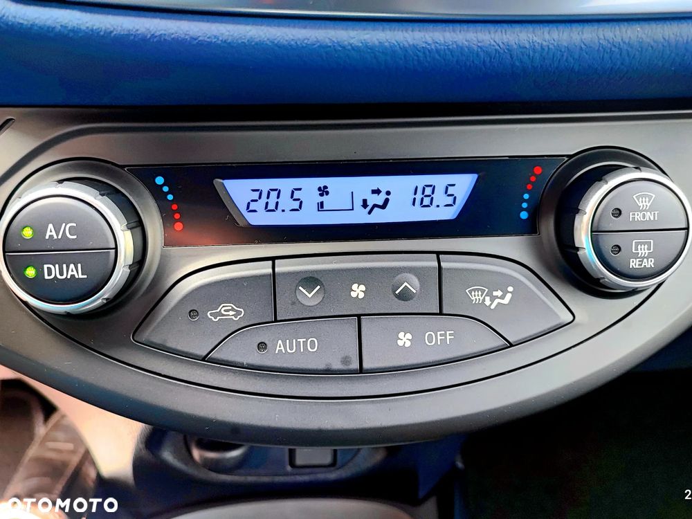 Toyota Yaris Hybrid 100 Selection Platinum - 25