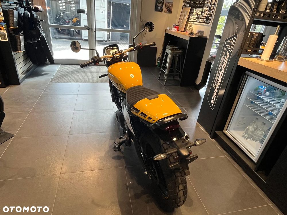Triumph Inny - 11