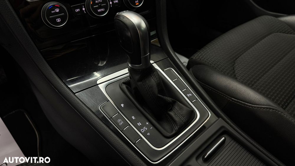 Volkswagen Golf - 22