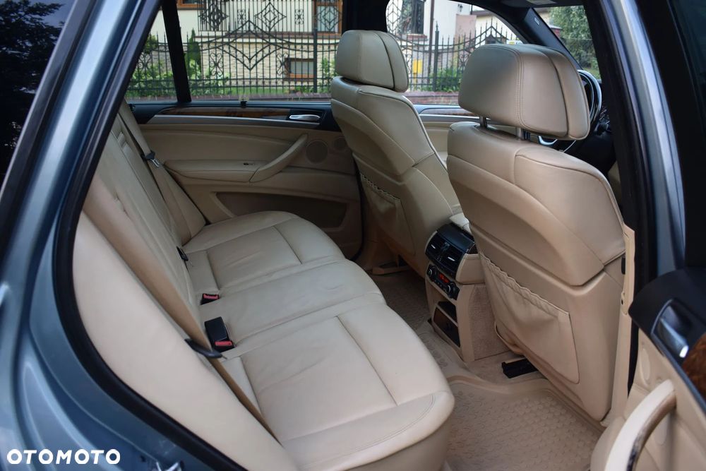 BMW X5 4.8i xDrive - 11