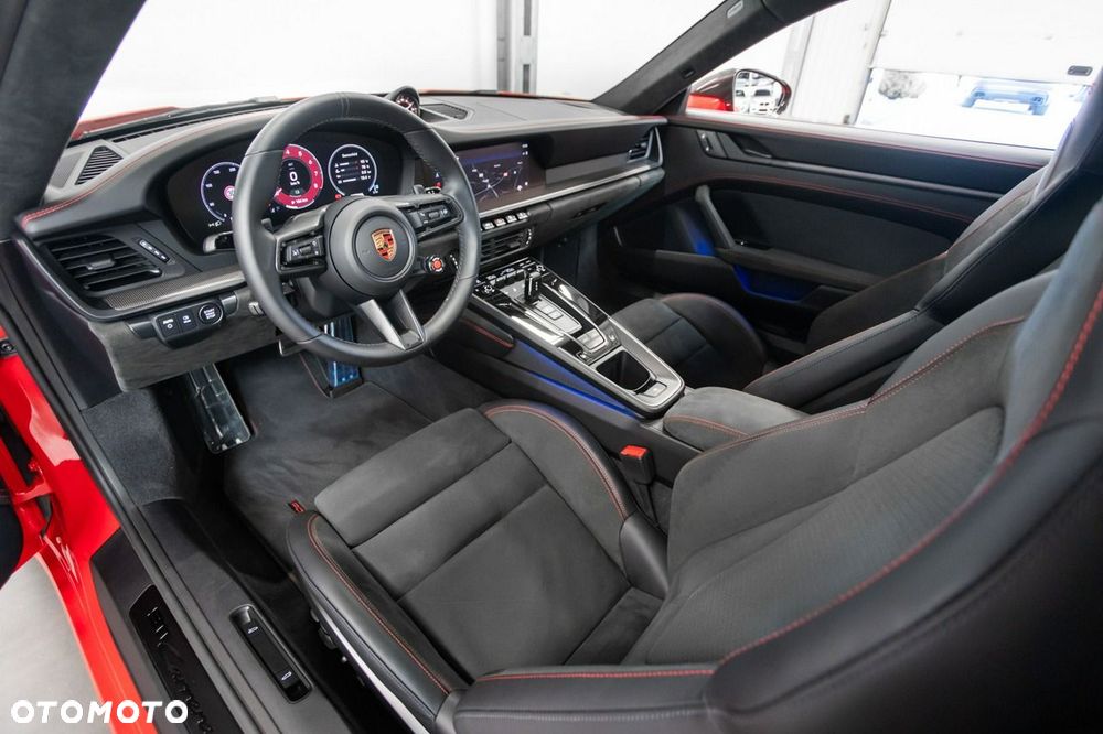 Porsche 911 Carrera 4 GTS PDK - 25