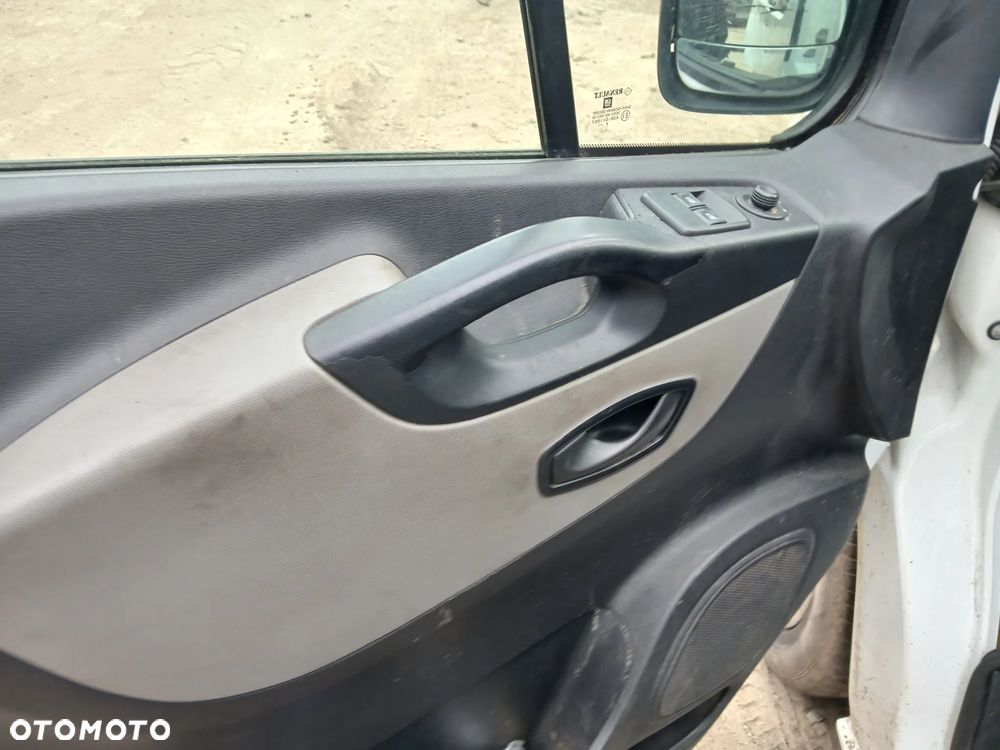 renault trafic III fotel fotele kanapa deska kokpit podsufitka boczek boczki klamka podłokietnik licznik - 2