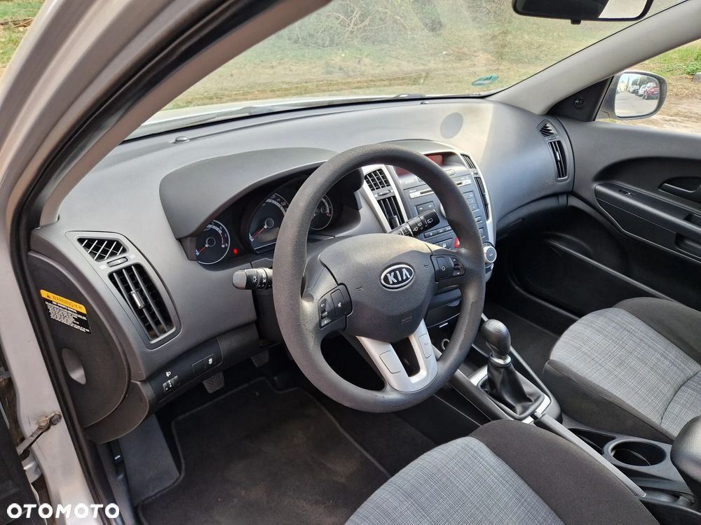 Kia Ceed - 27