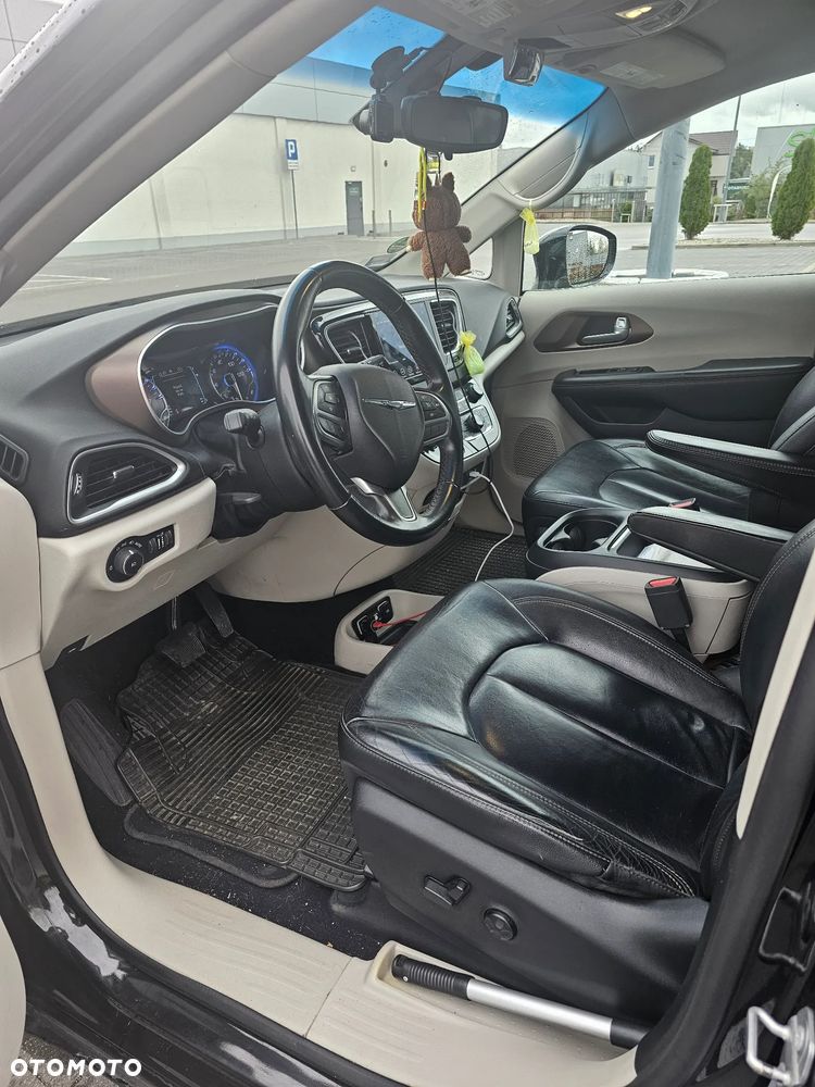 Chrysler Pacifica - 8