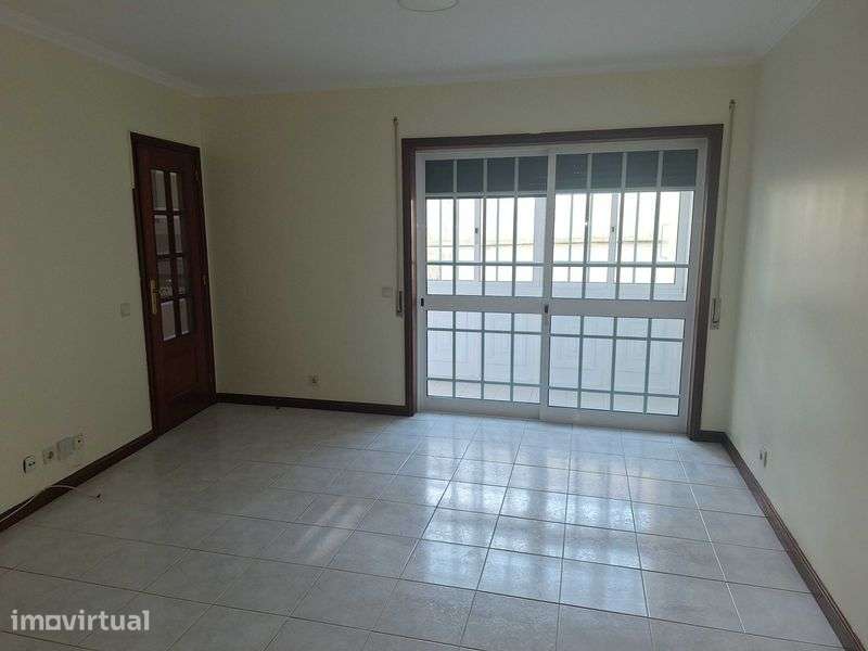 Arrenda-se Apartamento T2 – Centro de Lourosa - Grande imagem: 2/12