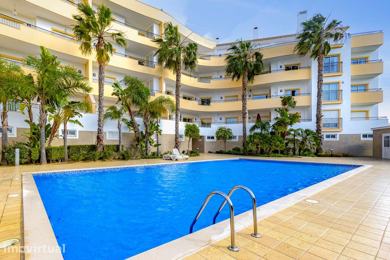 ELEGANTE APARTAMENTO T2 TOTALMENTE REMODELADO, COM PISCINA, GARAGEM E - Grande imagem: 2/47