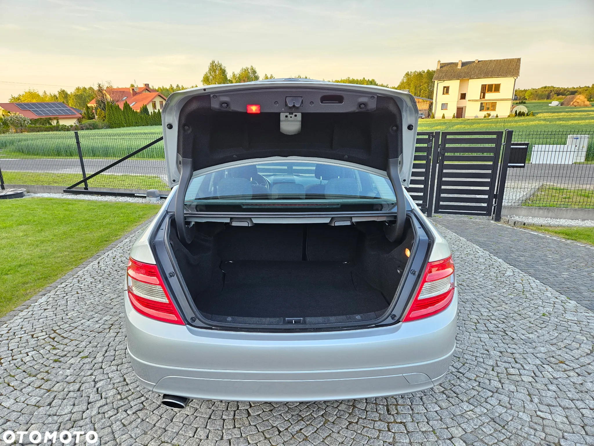 Mercedes-Benz Klasa C 200 CGI BlueEff Elegance - 29