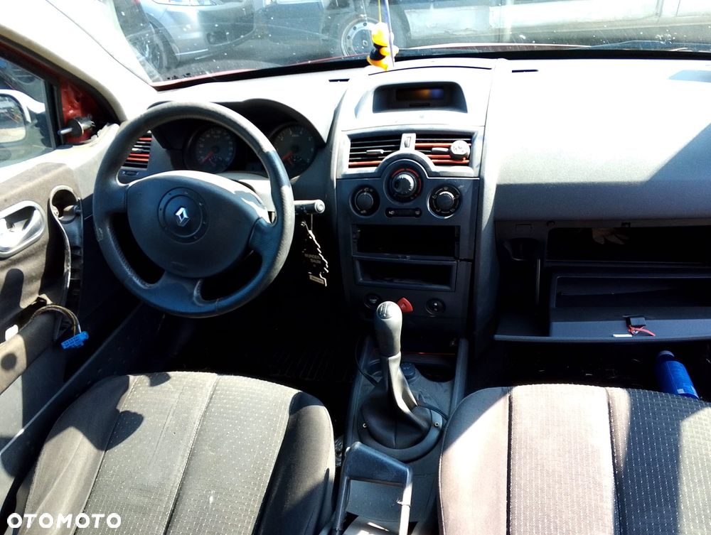 Renault Megane II (02-05r.) 1.4 B 96KM. Silnik K4J 730 Skrzynia JH3 105.Cały na części. GWARANCJA !!!  Przód Tył Zestaw Komplet Drzwi Klapa Zderzak Błotnik Maska Grill Atrapa Szyba Pas Lampa Lusterko Boczki Fotel Kanapa Kokpit Deska Rozdzielcza Przełącznik Włącznik Sterownik Przewody Wiązka Instalacja Moduł Komputer Czujnik Listwa Pompa Alternator Wtryski Głowica Rozrusznik Kompresor Sprzęgło Dwumas Silnik Skrzynia ABS Klimatyzacji Paliwa Wspomagania Kolektor Turbina Przepustnica Zawór Chłodnica Koło Hak Belka Sanki Zawieszenie Mcpherson Półoś Amortyzator Wydech Tłumik Zacisk Most - 8
