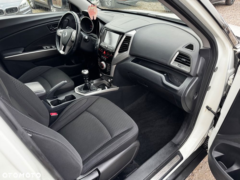 SsangYong/KGM Tivoli e-XGi 160 2WD Black+White - 24