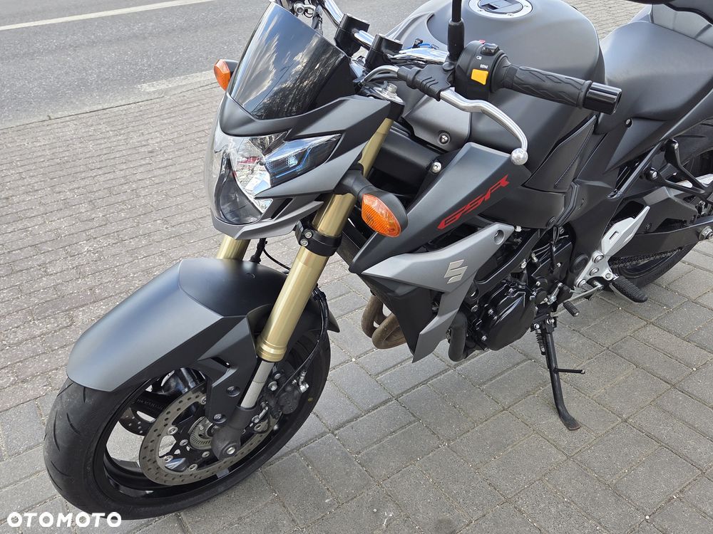 Suzuki GSR - 33