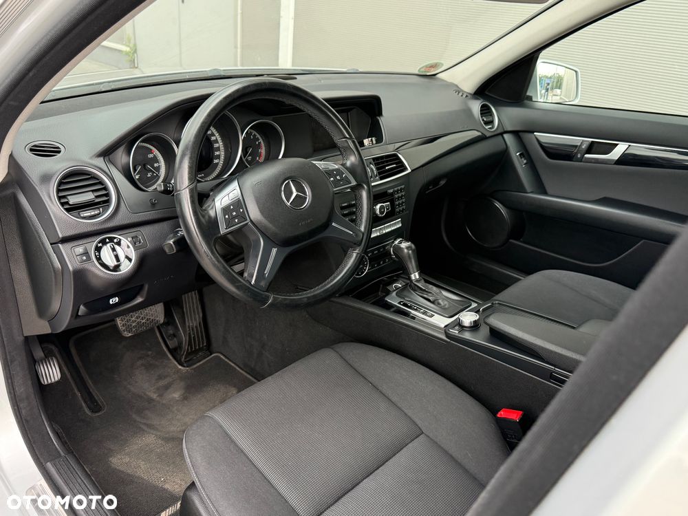 Mercedes-Benz Klasa C 180 CGI Automatik BlueEFFICIENCY Elegance - 22