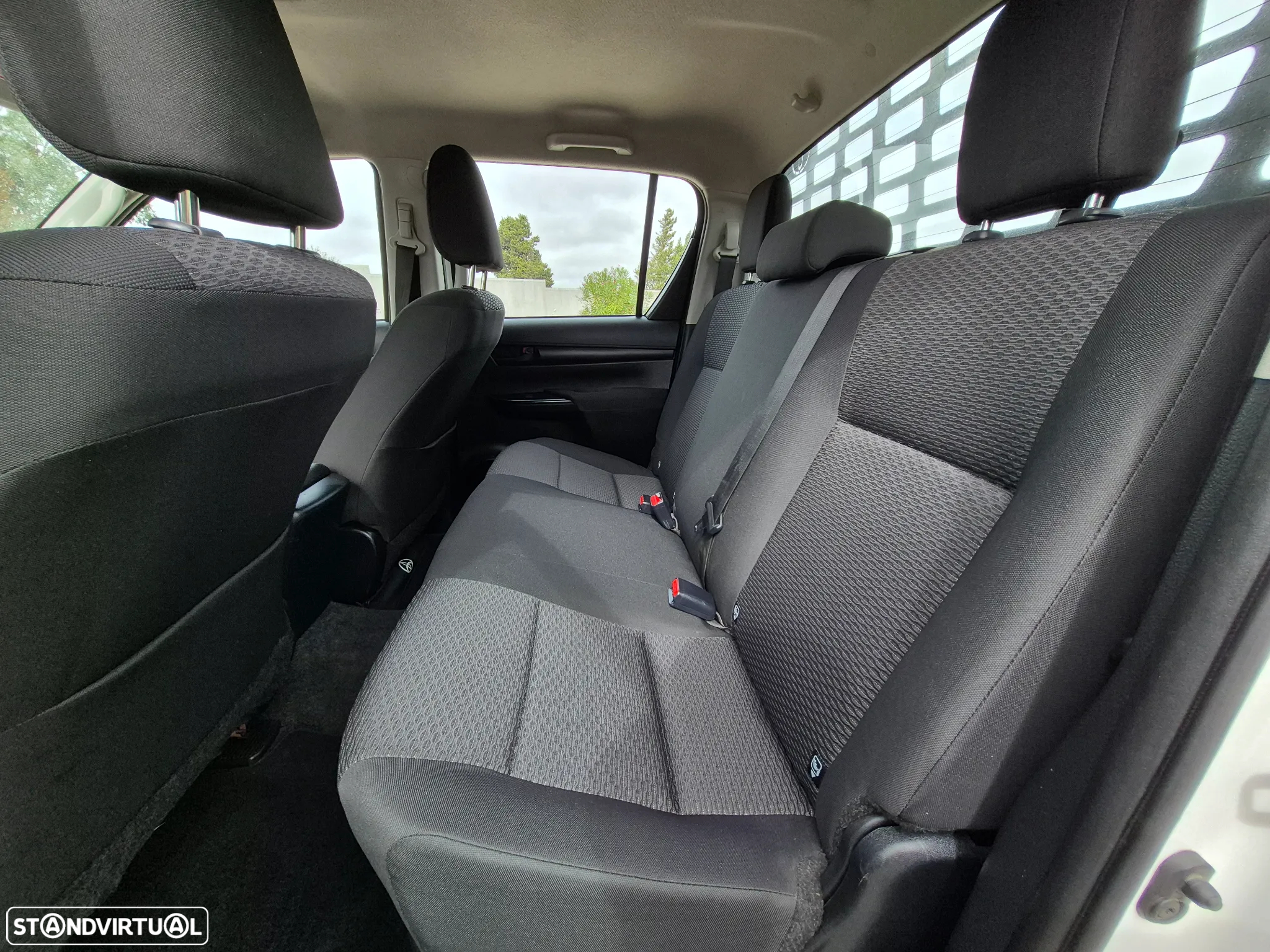 Toyota Hilux 2.4D-4D 4X4 - 2024 - 5 LUGARES - 12.000KM - 22