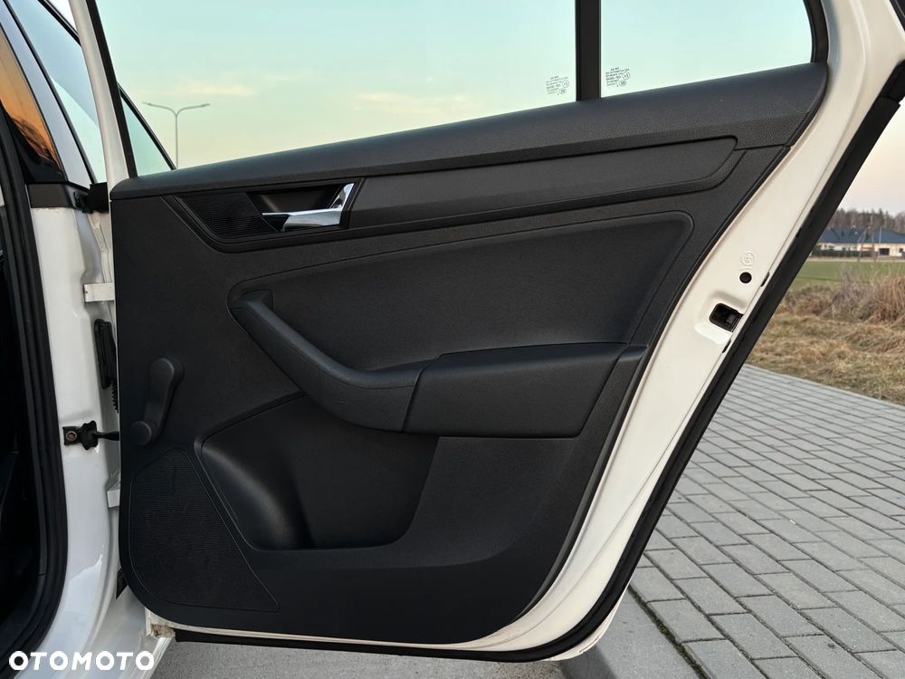 Skoda RAPID 1.0 TSI Active - 24