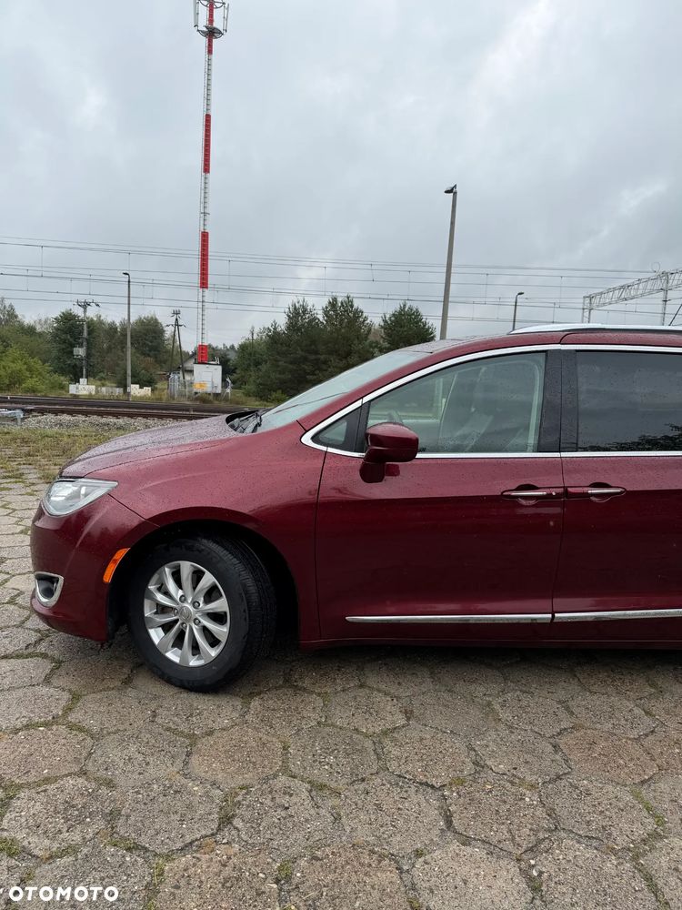 Chrysler Pacifica - 11