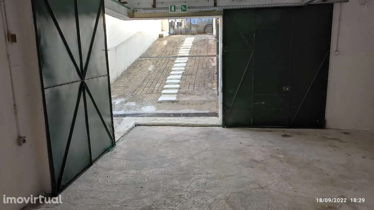 Vende-se Armazém / Garagem no Seixal - Grande imagem: 2/14
