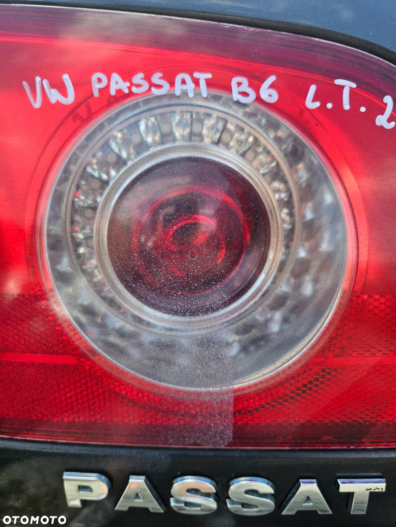 VW PASSAT B6 LAMPA LEWY TYŁ LEWA TYLNA KLAPA Z KLAPY W KLAPĘ - 4