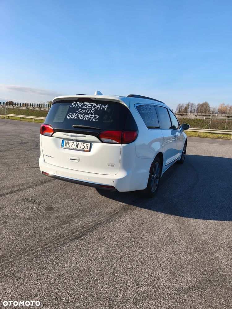 Chrysler Pacifica - 12