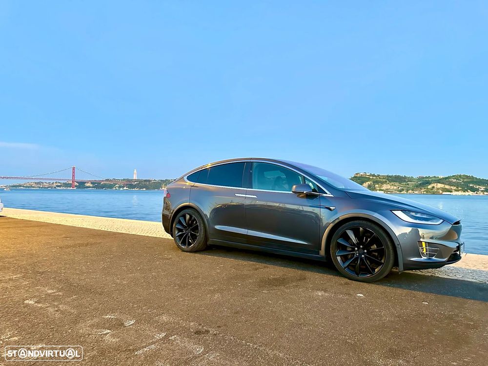 Tesla Model X - 8