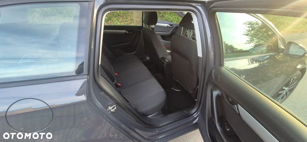 Volkswagen Passat - 11