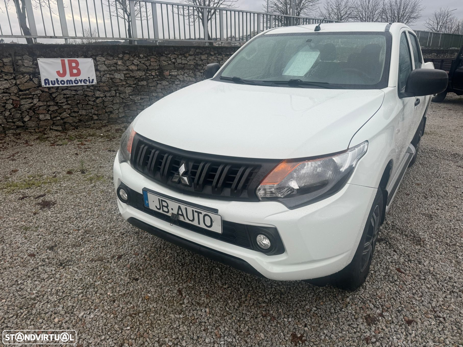 Mitsubishi L200 2.4 DI-D CD Invite 4WD - 2