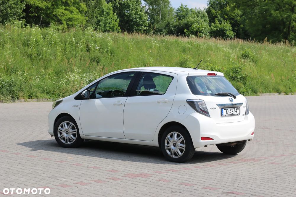 Toyota Yaris Hybrid 100 Dynamic - 2