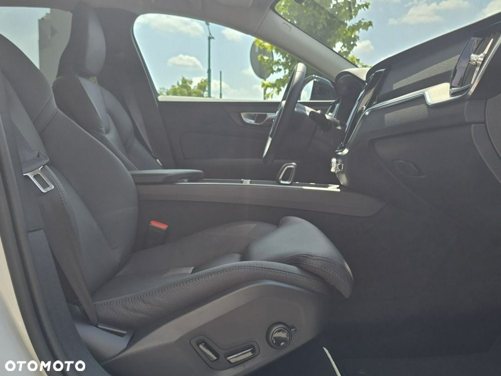 Volvo V60 B4 B DKG Plus Dark - 10