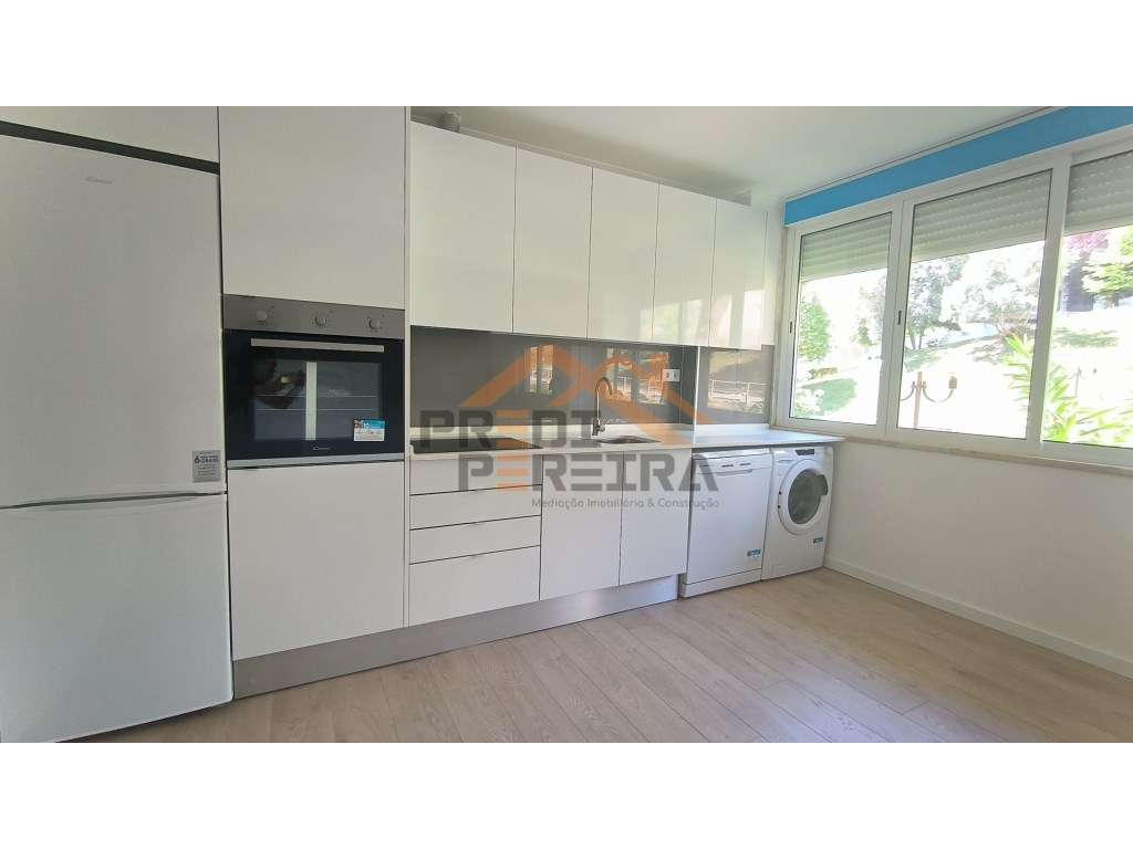 T2+1 em fase de remodelação total, situado no centro de Odivelas. - Grande imagem: 5/24